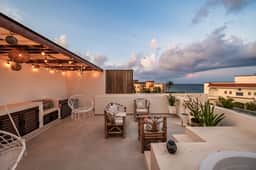 Seaside Penthouse! Rooftop Jacuzzi & Ocean Views!
