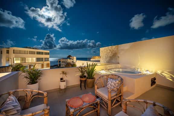 Seaside Penthouse! Rooftop Jacuzzi & Ocean Views! - Image 1