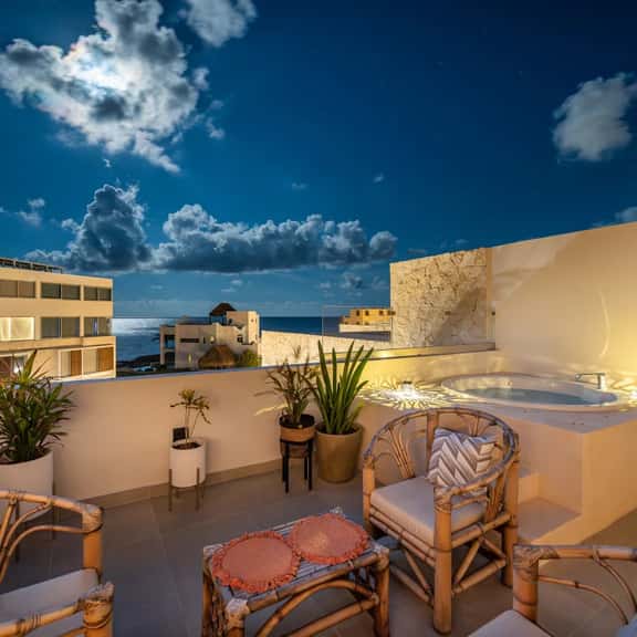 Seaside Penthouse! Rooftop Jacuzzi & Ocean Views! - Image 1