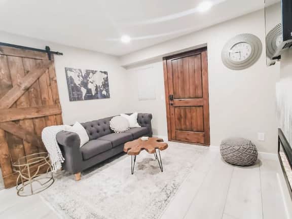 Outdoor Enthusiasts enjoy Mountains & Cozy retreat