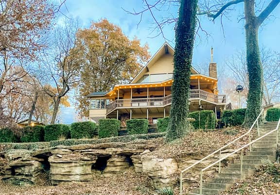 Spacious Oasis! On the lake, amazing sunsets!