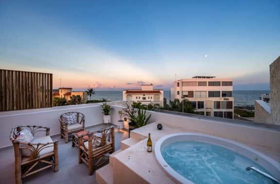 Seaside Penthouse! Rooftop Jacuzzi & Ocean Views!