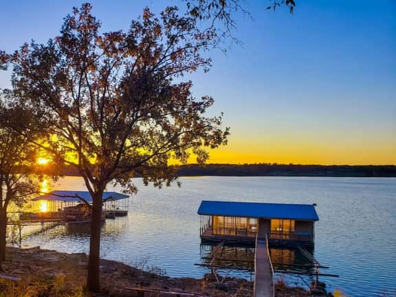 Private Oasis! 2 houses! Private dock! reunions/weddings/events!